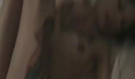 مشاعره فیلم ماساژ سکسی ژاپنی بزرگ, زن با موهای قرمز خواندن یک مجله
